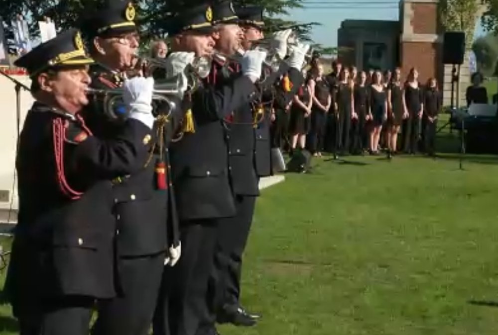 NieuwsIeper's tweet photo. The Last Post galmt over de graven van 11.000 soldaten https://t.co/RI0BLUXEen https://t.co/FQQw7aWPgg