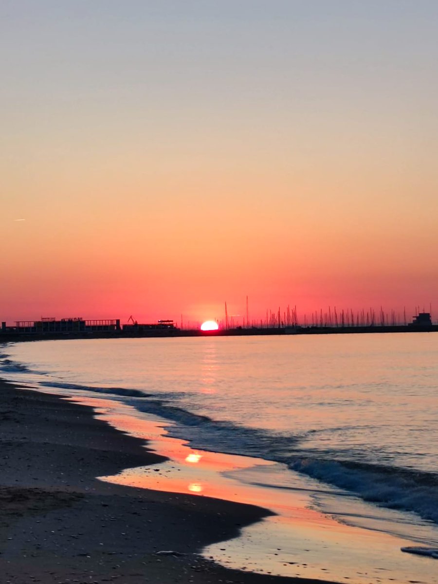 Bon dimecres! Avui en llevem des de la platja de Calafell amb aquesta impressionant fotografia que ens envia l'Eva González.Ens pots enviar les teves imatges a participa@eixdiari.cat o al 672615856