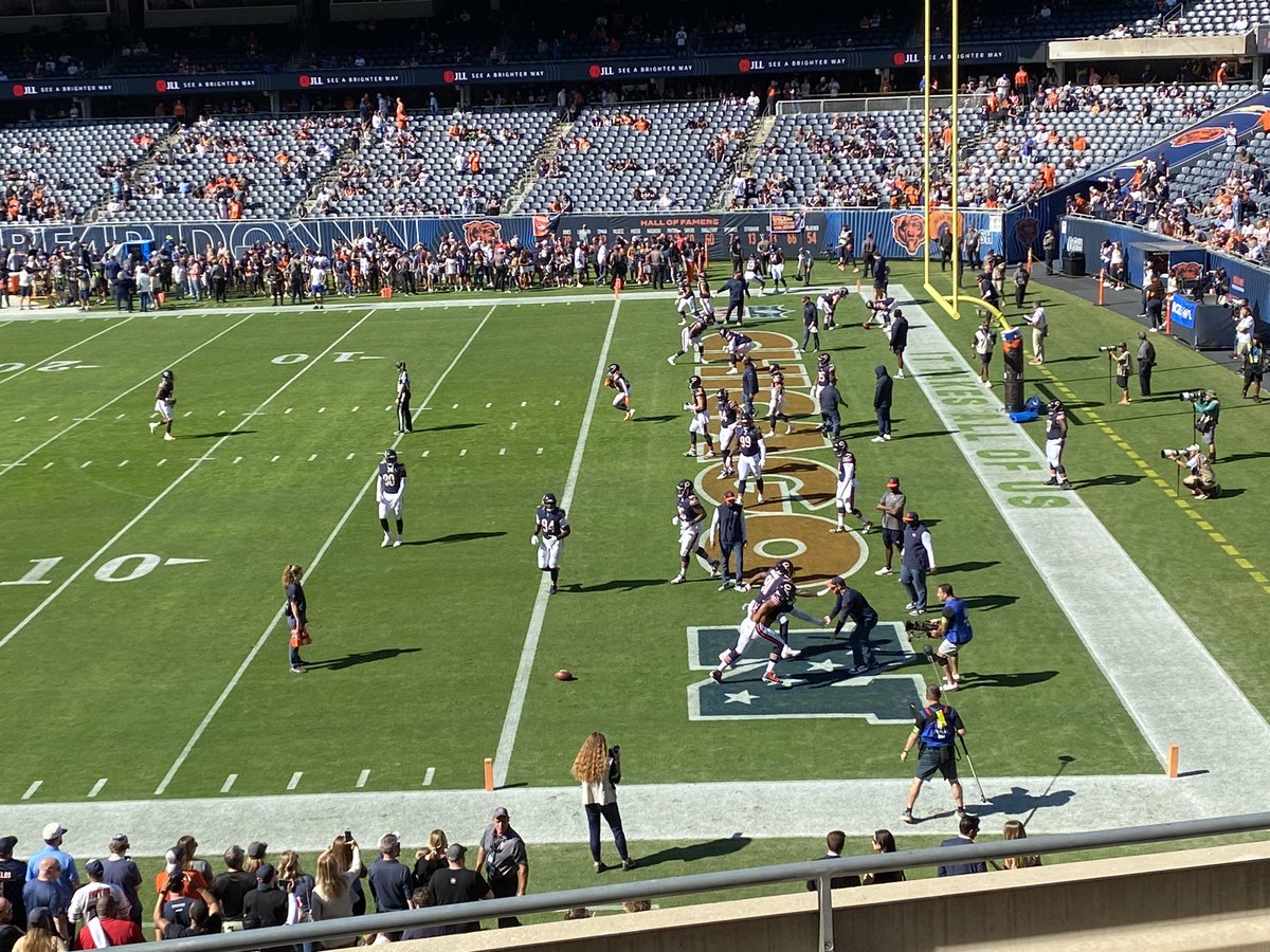 CynthiaDWorth's tweet photo. Just hanging out with my @ChicagoBears
#DaBearsWarmingUp
#DaBears
#SoldierField
#PerfectFootballWeather https://t.co/XkdAmAvwFY