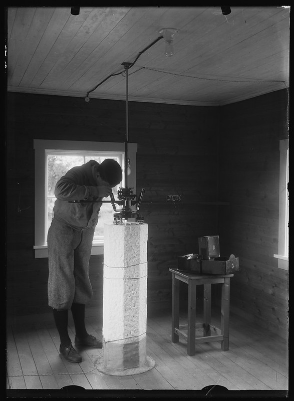 @Magnetodawn @JHUAPL @NASAJuno We first put it on one of the main pillars at the observatory, but then got unsure about the GPS' ability to work, so we moved it outside. Pictures show Jr. working Eziemag 2023 and Leiv Harang taking an absolute measurement 1930 (photo Perspektivet Museum)