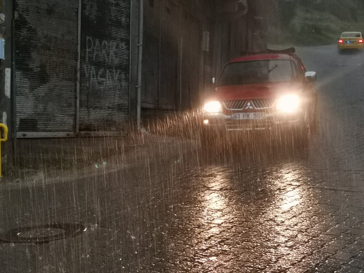 Of Merkez'de gök gürültüsü ardından başlayan sağanak yağış sonucunda bazı sokaklarda göller oluşurken bazı işyerlerini su bastı... Şimşeklerin elektrik tellerine zarar vermesi nedeniyle de elektrik kesintisi yaşandı. 19.30 itibareyle Of Merkez'de yağış yok elektrik var...