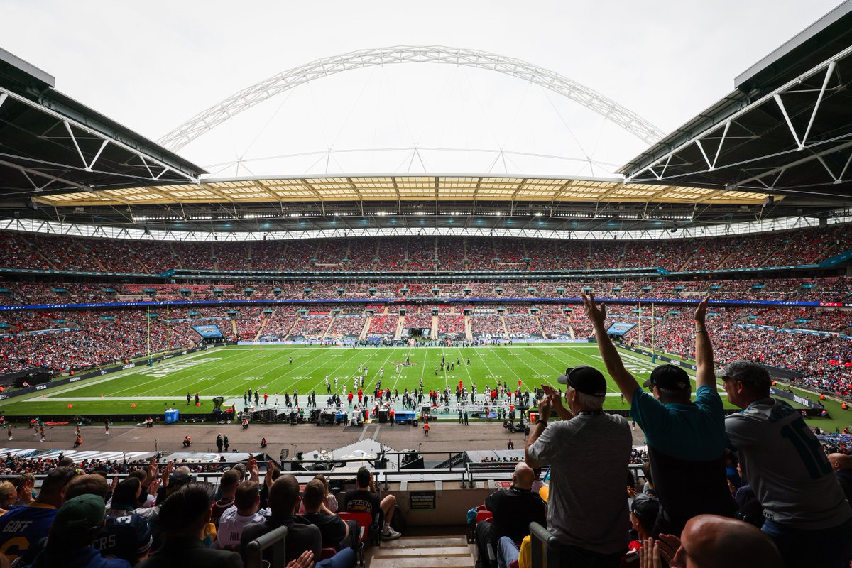 Wembley Stadium. Фредди Меркюьри на Уэмбли со спины. Квин стадион уэмбли