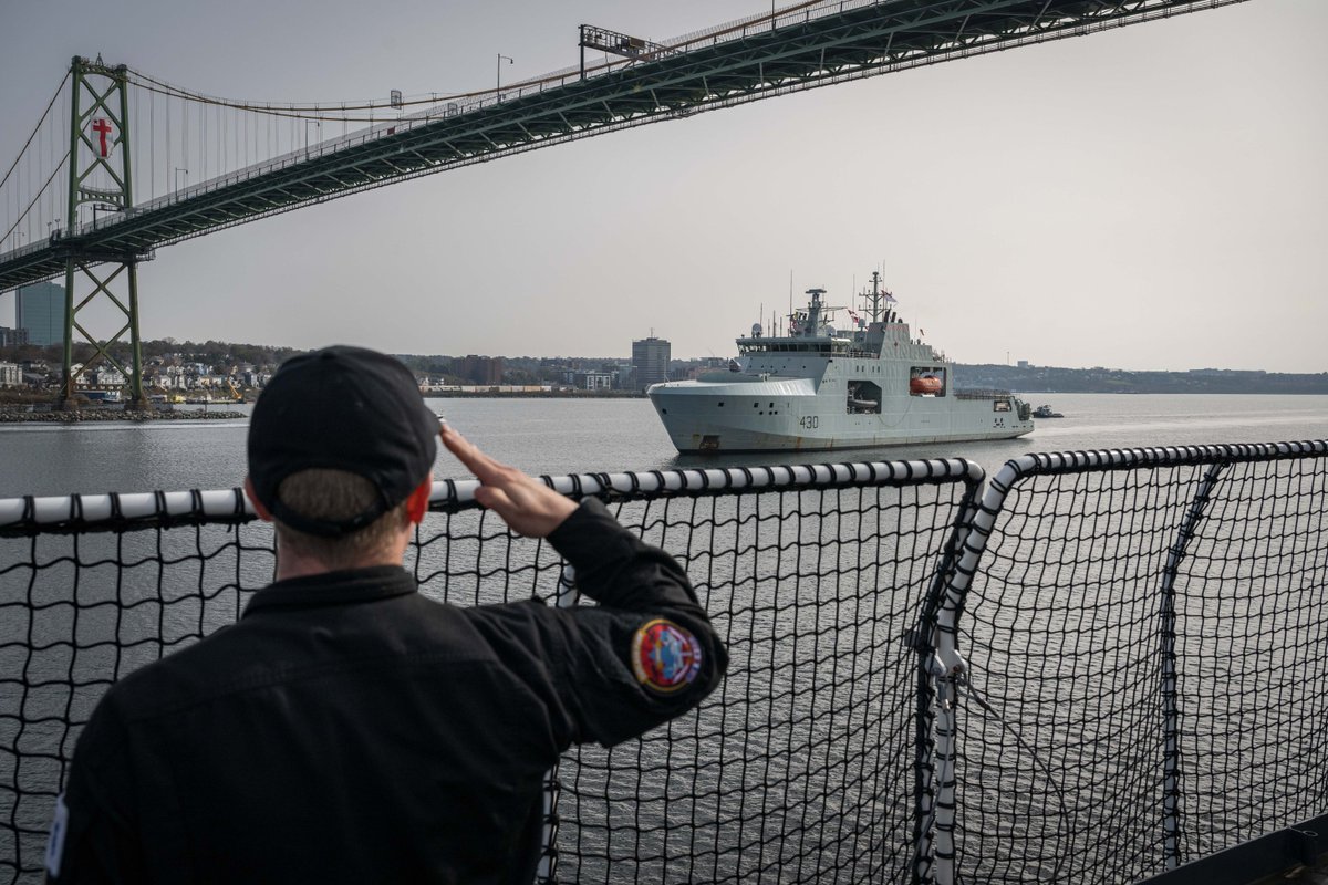 MarineRoyaleCan's tweet photo. Bon retour! 🫶
Le #NCSMHarryDeWolf est arrivé à Halifax après avoir navigué dans l'Arctique dans le cadre de l'#OpNanook, un exercice annuel de souveraineté et de guerre mené par les @ForcesCanada, avec l'@USNavy et l'@USCG.
#BravoZulu #AiderDirigerCombattre https://t.co/hgsIVjbL4t