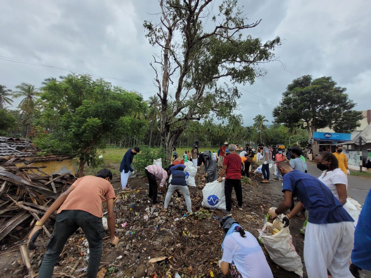 cpsavesoil's tweet photo. As they clean villages near Coimbatore in southern India, #SaveSoil volunteers actively promote the significance of cleanliness and soil revitalization through their participation in the #SwachhBharat Shramdaan initiative.
@MoHUA_India @ishafoundation 
#SwachhataHiSeva https://t.co/NMBc9p3dNX