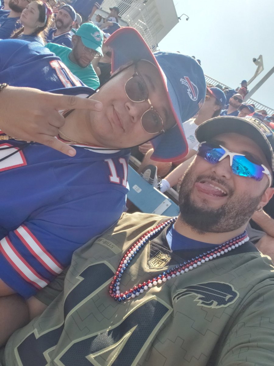 UnrealDelicious's tweet photo. Shoutout to my lil bro Kevin who performed CPR on somebody while tailgating and saved the guy's life
#LetsGoBuffalo #BillsMafia https://t.co/1Acn7ovHUZ