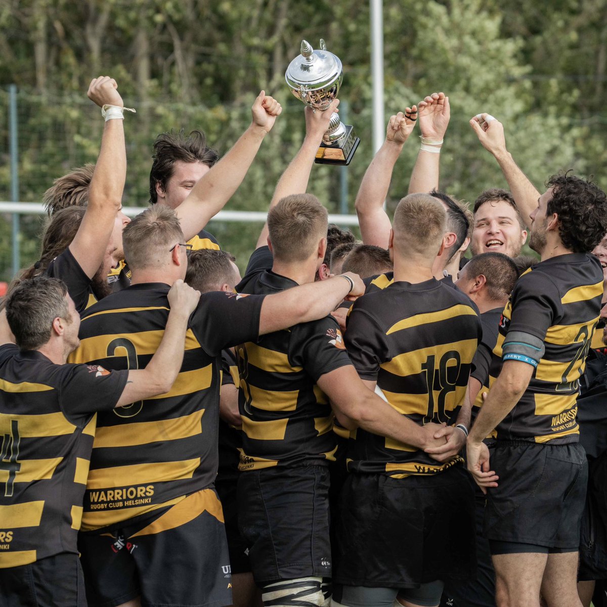JuusoLiekkila's tweet image. Onnittelut @warriors_rc seurahistorian yhdeksännestä miesten rugbyn  suomenmestaruudesta!  Edellinen mestaruus on vuodelta 2019, jolloin oma kausi päättyi polvivammaan. Ehkä ensi vuonna voisi harkita itsekin paluuta, ainakin kakkosjoukkueeseen. 📷 @KiiasSami #suomirugby #wtid