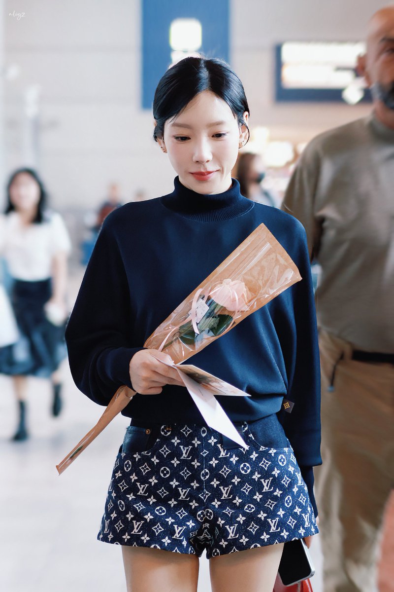 309KTYSS's tweet photo. Paris CDG Airport Arrival 🫠💐

TAEYEON PARIS FASHION WEEK #LVSS24

231001 by cproceLiyz 
#태연 #TAEYEONxLouisVuitton @TAEYEONsmtown https://t.co/Rbh51M9eX0