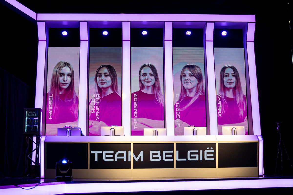 Ja kijk heel cool om mijn eigen foto's in het groot te zien op zo'n stage :p Toch wel beetje trots op hihi! Shout out naar alle meiden van BE en NL- Was fijne ervaring en GG TEAM BE PROUDDD !!  <3