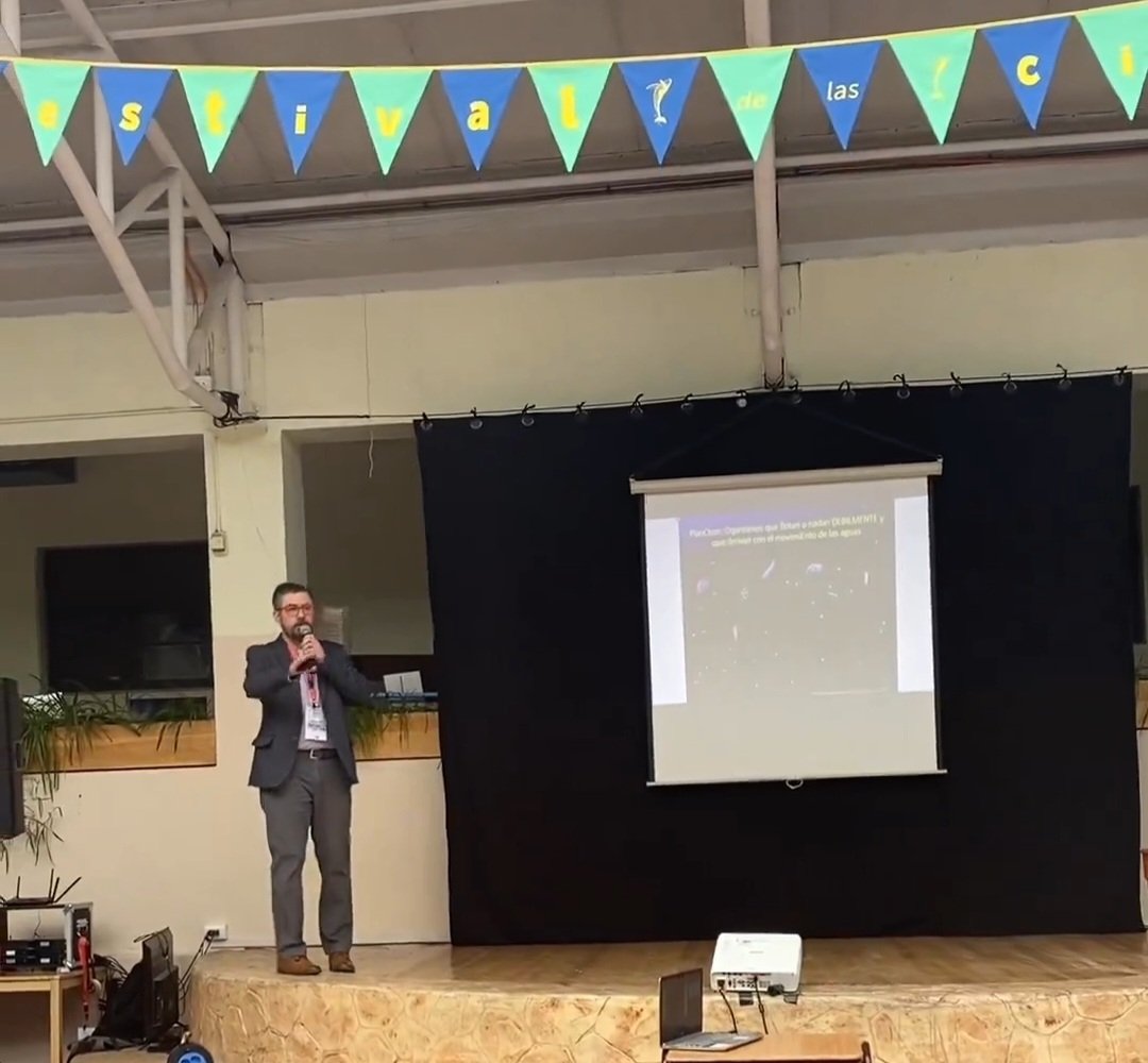 Centro Internacional Cabo de Hornos (CHIC) (@centrochic) on Twitter photo ✳️ ¡Por primera vez el Festival de las Ciencias llega a Puerto Williams! 👏 El investigador CHIC-<a href="/MilenioBASE/">Instituto Milenio BASE</a>, Máximo Frangópulos, participó hoy en la inauguración del ✨️ Festival de las Ciencias en la Región de Magallanes y la Antártica Chilena ✨️ #SomosCiencias ✳️ ¡Por primera vez el Festival de las Ciencias llega a Puerto Williams! 👏 El investigador CHIC-<a href="/MilenioBASE/">Instituto Milenio BASE</a>, Máximo Frangópulos, participó hoy en la inauguración del ✨️ Festival de las Ciencias en la Región de Magallanes y la Antártica Chilena ✨️ #SomosCiencias