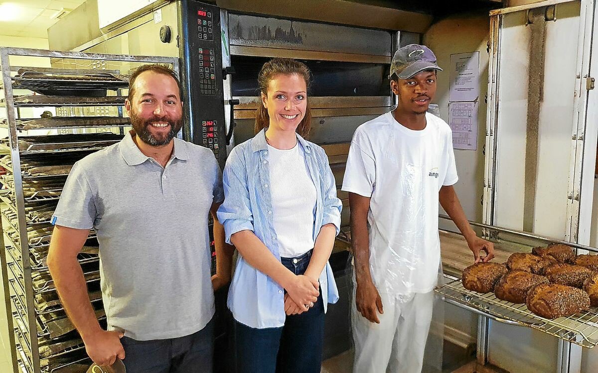 🇫🇷 À #Rennes, un boulanger se bat pour conserver son employé sans-papiers, âgé de 20 ans, venu de Guinée en 2019,  et menacé d’expulsion de territoire. 

👉 Souleymane #Barry a suivi un apprentissage de 3 ans, ses collègues le considèrent comme un « modèle », qui faisait