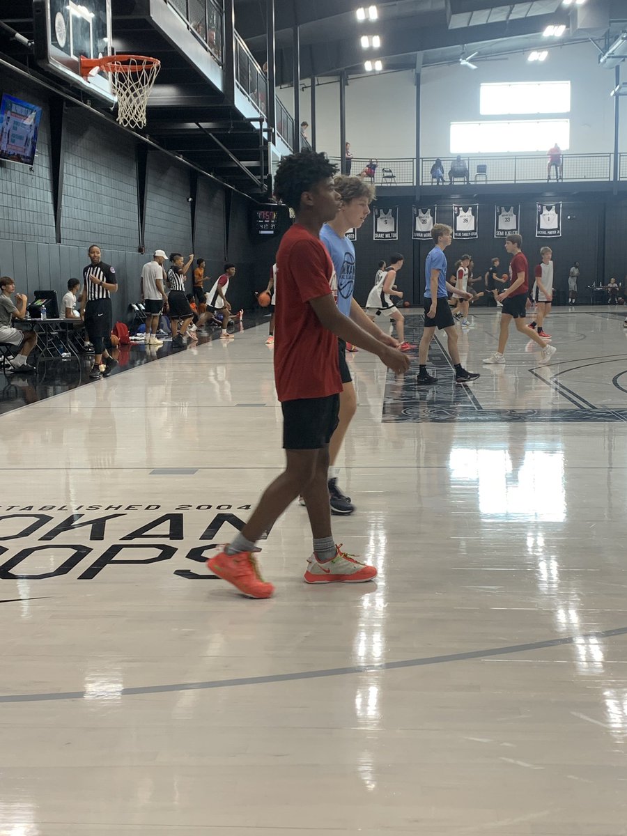 2024 PG Ky Coleman @ky00905982 of Winnetonka has been really good using ball screens, creating paint touches off the bounce, and finishing over length @MokanBasketball Fall League