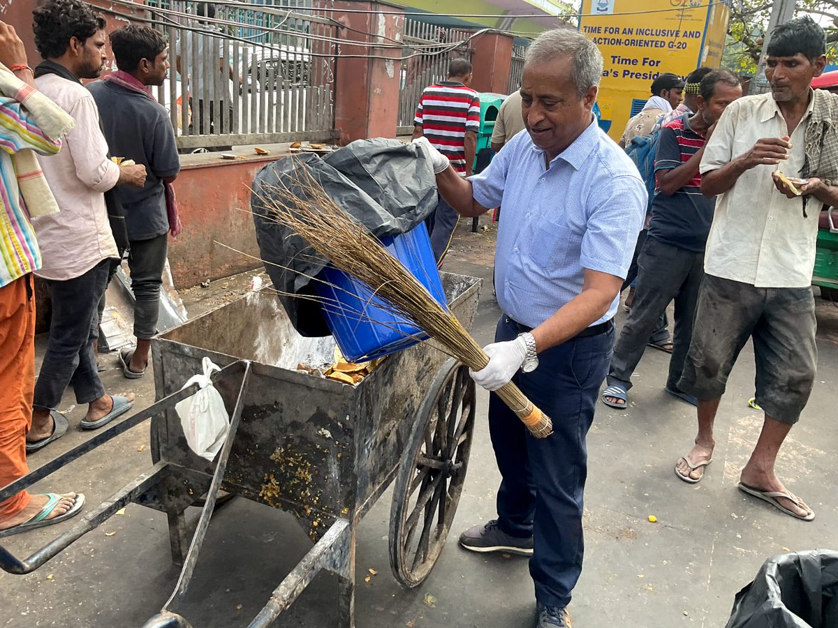 kunalrgautam's tweet image. The team of Senior Citizens Division, M/o SJ&E, under the able leadership of Smt Monali Dhakate, Jt Secretary participated in #SwachhataHiSeva today. 
#CSSDAY2023 #CSSDAY #CSS #seniorcitizens #IDOP2023 #Elders