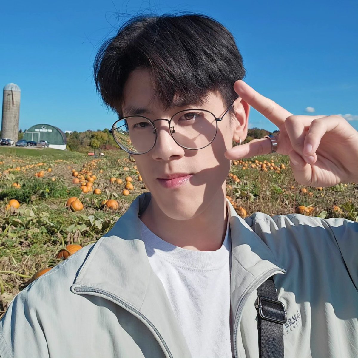 01bluu's tweet photo. I became a farmboy👨🌾
#Selcagram #Ulzzang #Twitch https://t.co/ChPBNPknIz