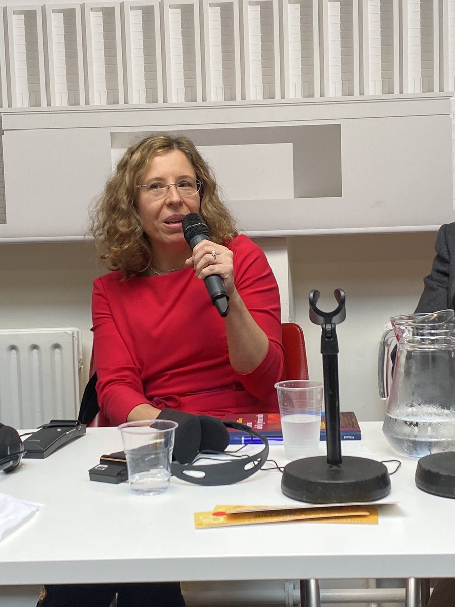 EnricaFerrara's tweet photo. During the panel “Crossing Over: Language, Place, Identity” moderated by Barry McCrea at #FIILI we listened to wonderful stories of displacement and multilingual identity-building from @MilkovaStiliana &amp; #WilliamWall ❤️📚☘️ https://t.co/0EKi7fwmMV