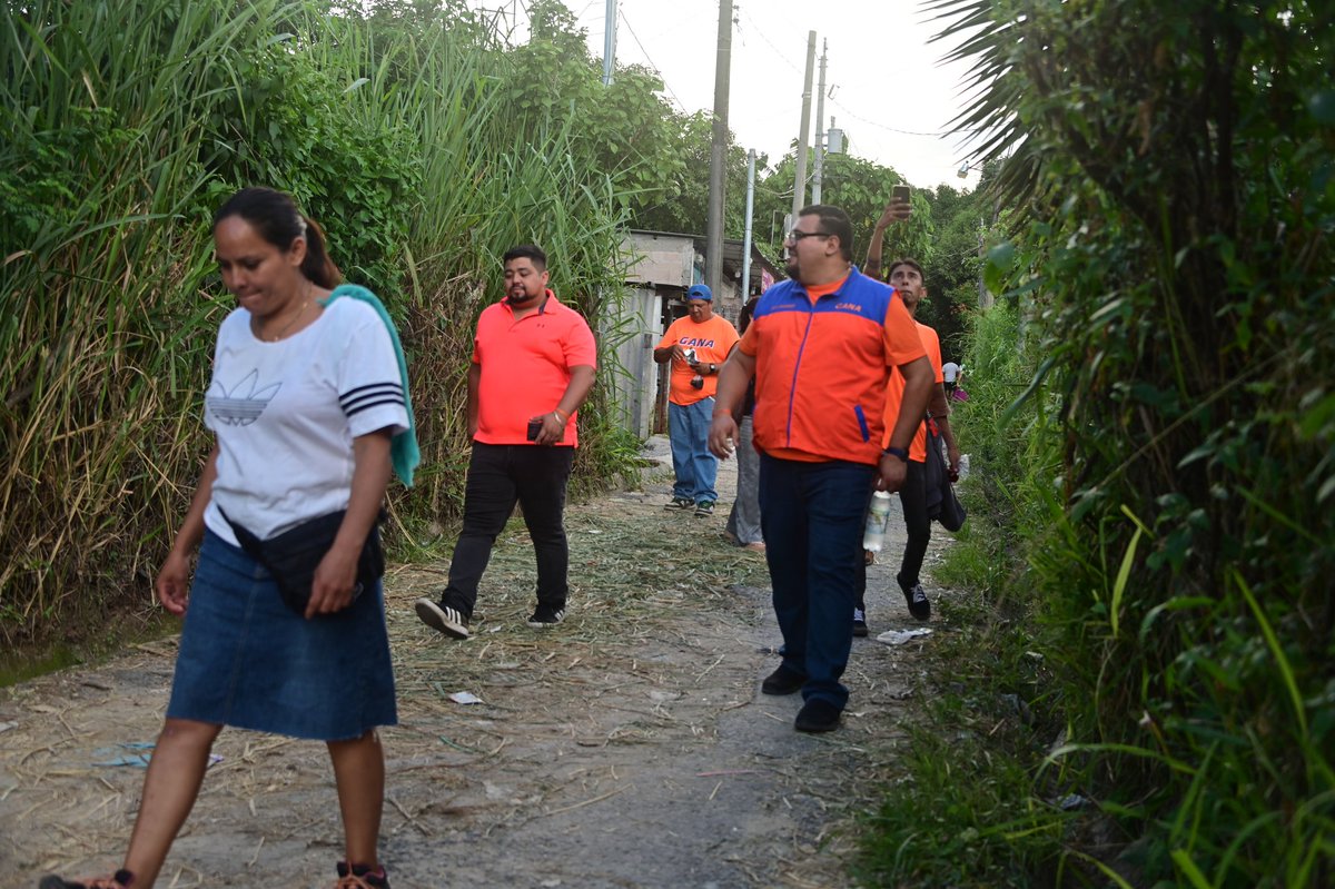 OscarCarabante2's tweet photo. Nuestro diputado @GGallegos24 nos ha encomendado estar pendiente de las colonias y comunidades de todo #SanSalvadorCentro, junto al candidato Alcalde @rafaellazo01
recorrimos toda la colonia para ver las condiciones en las que ellos viven.
#ColoniaMendez #DistritoCiudadDelgado https://t.co/My1fQqU8qC