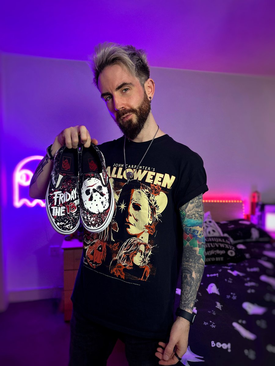 Gh0stArcade's tweet photo. Happy 1st of October! 🎃
I thought I’d show off my favourite Pair of Shoes &amp; Tee to start off #Halloween Month!

(Not sponsored... unless 👀) https://t.co/32ChLzA3Hi