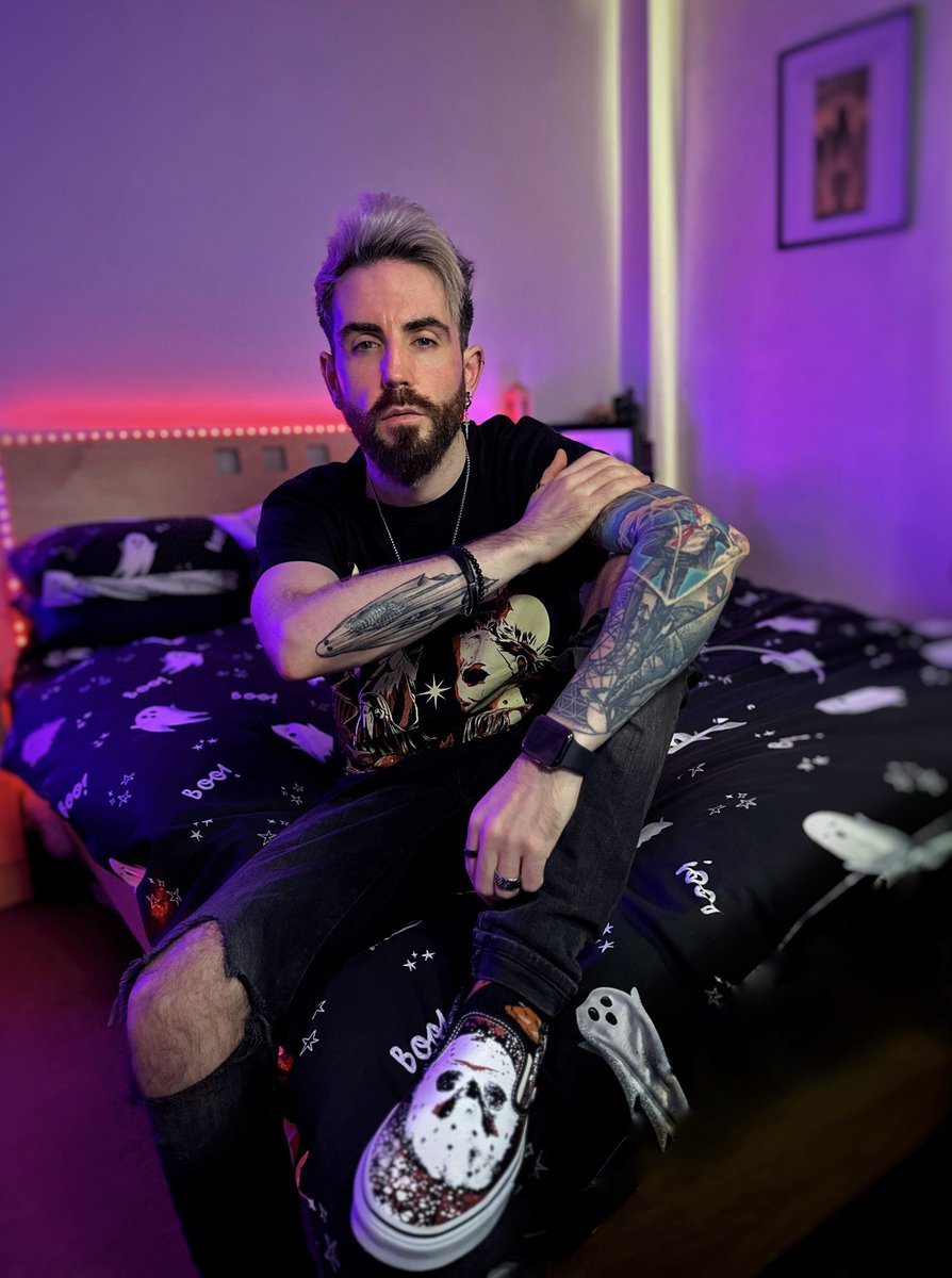 Gh0stArcade's tweet photo. Happy 1st of October! 🎃
I thought I’d show off my favourite Pair of Shoes &amp; Tee to start off #Halloween Month!

(Not sponsored... unless 👀) https://t.co/32ChLzA3Hi