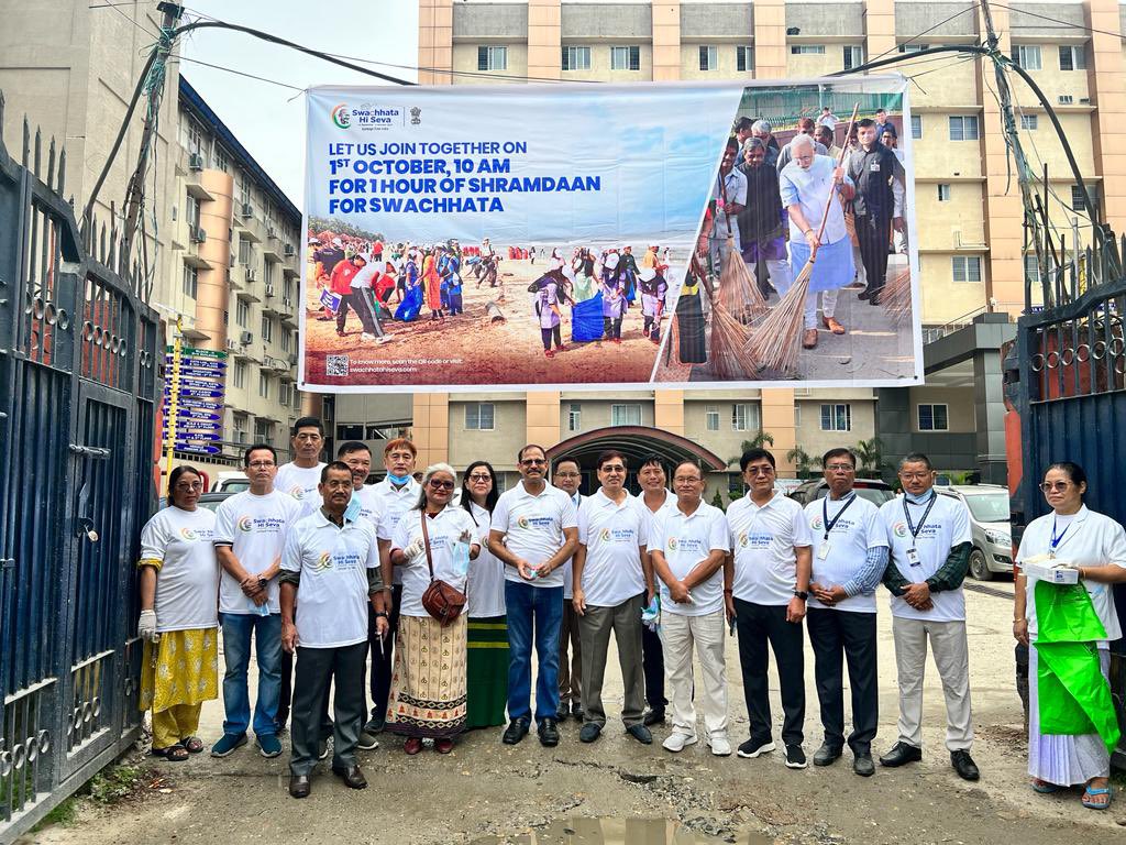 hwcarunachalpr's tweet photo. On 01/10/2023, Shri Rajiv Manjhi, Jt Secretary Health MoHFW at TRIHMS Naharlagun participated in “Swachhata hi Seva” Program. 

During his 2 days official visit, he observed the activities &amp; progress of Ayushman Bhav campaign in Arunachal Pradesh.
#AyushmanBhav #SwacchataHiSeva https://t.co/zORLfmStko
