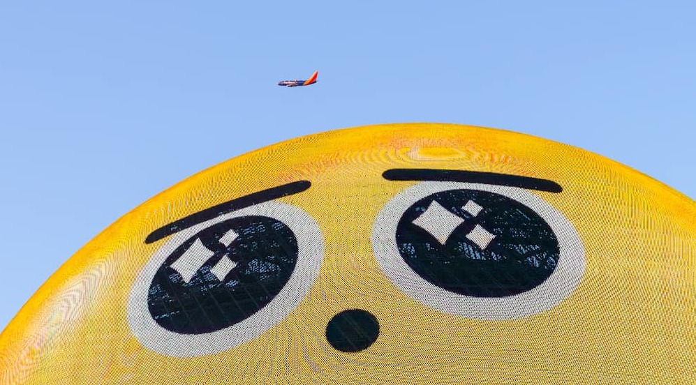 SouthwestAir's tweet photo. It's a mutual fascination @SphereVegas https://t.co/nkm4KMT2fJ