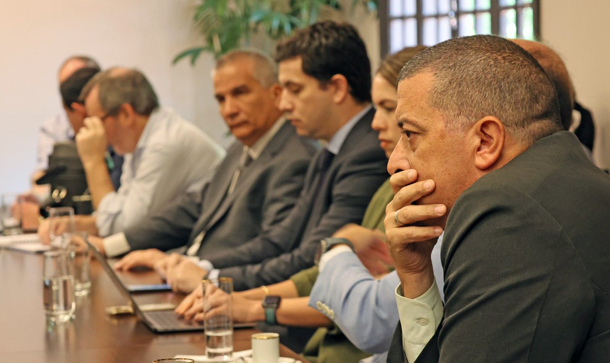 SantiPenap's tweet photo. El Equipo Económico Nacional mantuvo una reunión con empresarios de los rubros del combustible y el gas, cuyas cargas se encuentran retenidas por el gobierno argentino. Seguiremos apelando al diálogo, pero con mucha firmeza para defender los intereses del Paraguay. https://t.co/hA7JXILreb
