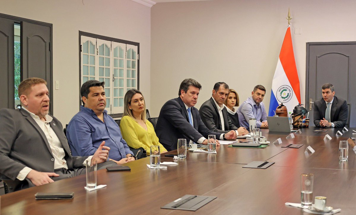 SantiPenap's tweet photo. El Equipo Económico Nacional mantuvo una reunión con empresarios de los rubros del combustible y el gas, cuyas cargas se encuentran retenidas por el gobierno argentino. Seguiremos apelando al diálogo, pero con mucha firmeza para defender los intereses del Paraguay. https://t.co/hA7JXILreb