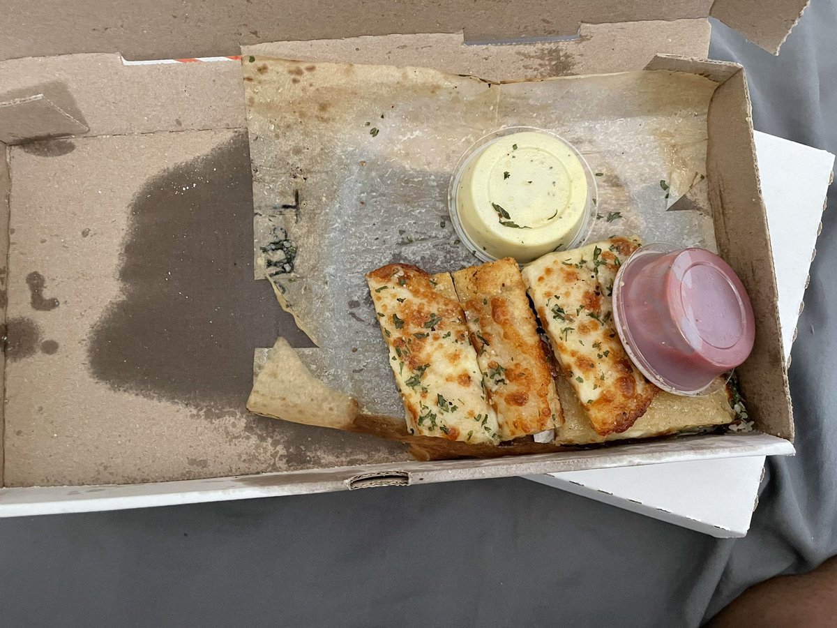 Tamaramyoung's tweet photo. So this is what $8 pays for huh?!? I’m disappointed with @slimandhuskys Atlanta Midtown. And we are not even gonna talk about this horrible brick pizza. And @UberEats has the nerve to not reimburse me! WTF https://t.co/QKv0L413cz