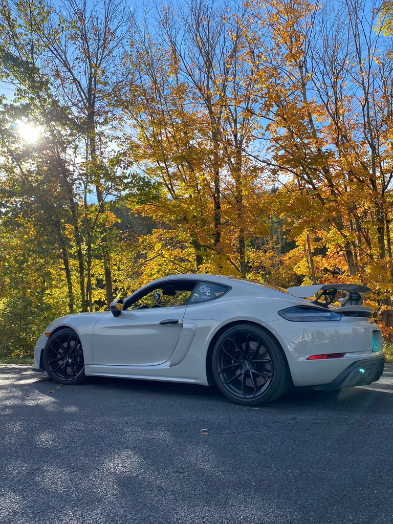 Cruisin' into Autumn in style this #SupercarSunday🏎️🍂