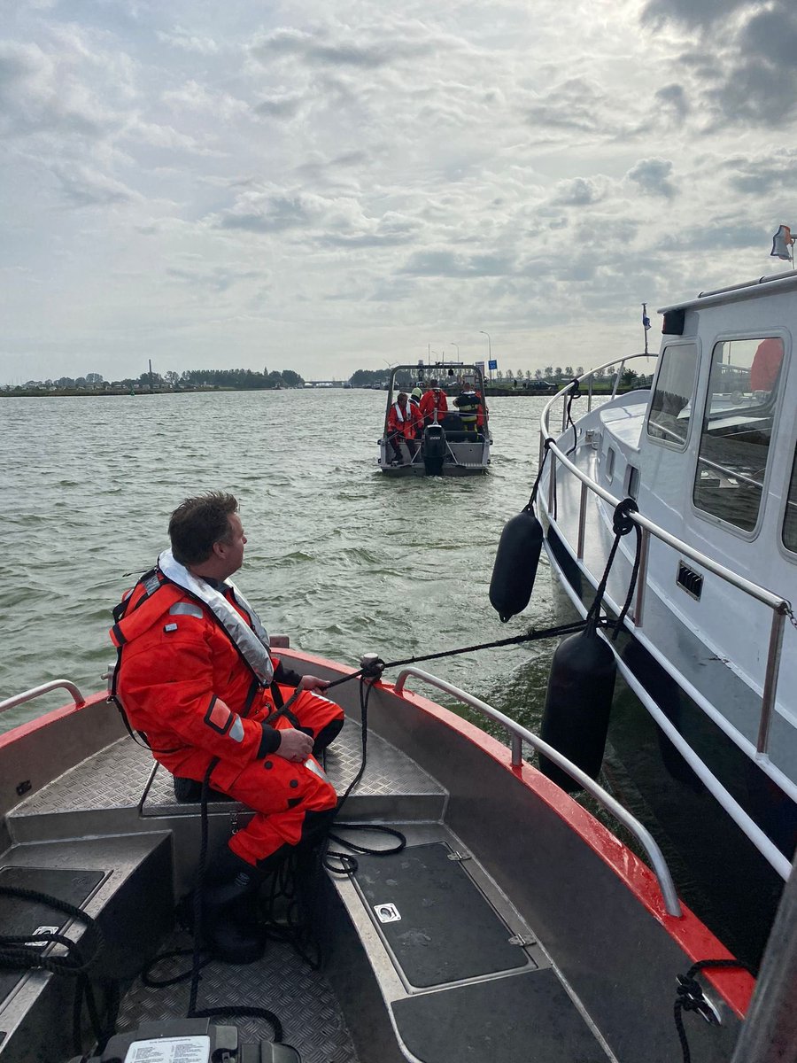 Stuurloos schip naar de kant gebracht samen met <a href="/BrandweerBALK/">Brandweer BALK 🚒</a>   En Brw Lemmer heeft ons opwacht aan de wal.