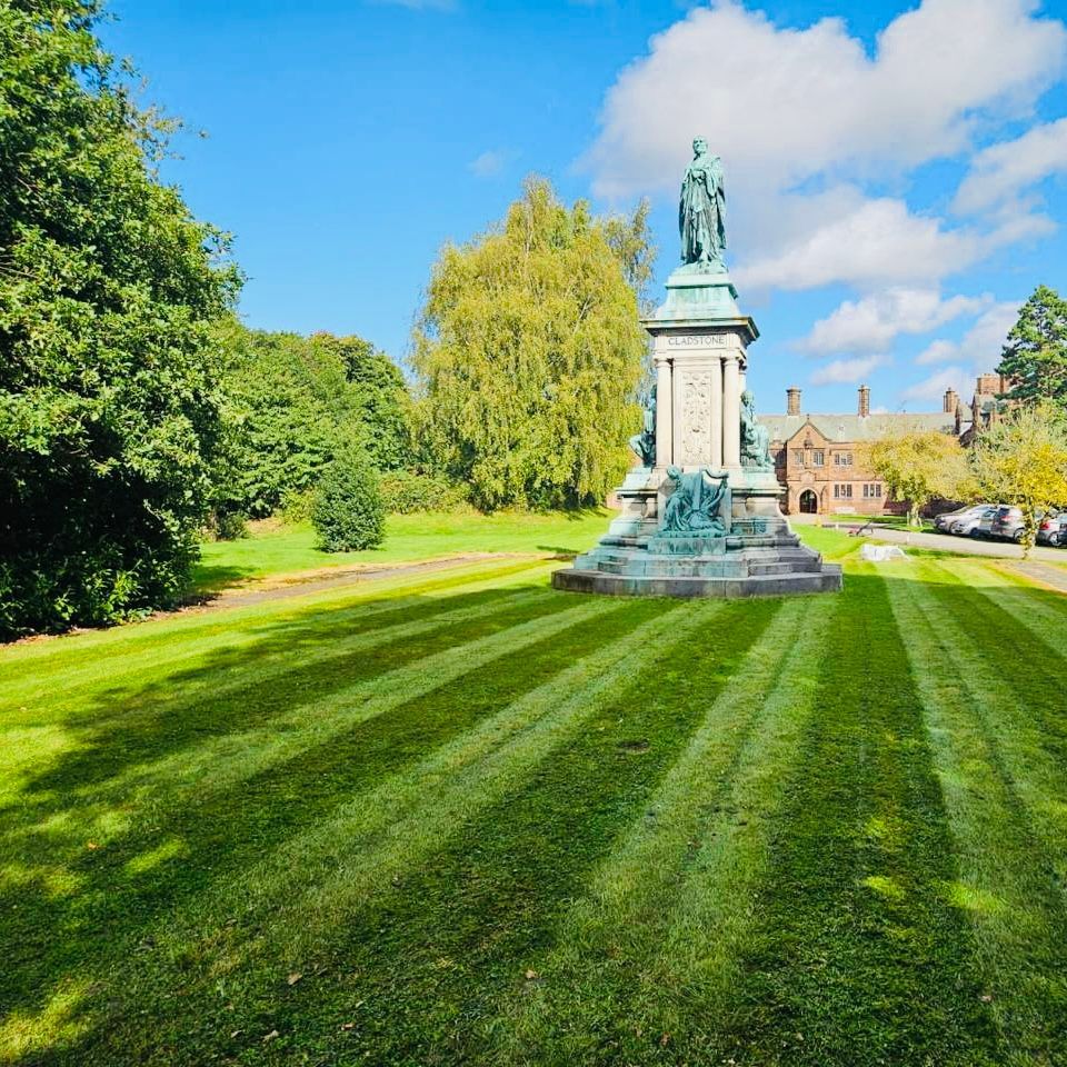 mancoedvm's tweet image. 🌱   𝐁𝐞𝐚𝐮𝐭𝐢𝐟𝐮𝐥... Who doesn&apos;t love stripy grass, especially when the sun is shining? 
This stunning backdrop is Gladstone Library in Hawarden, and our grounds maintenance team has been working within the fantastic grounds.
@gladlib #groundsmaintenance #grasscutting