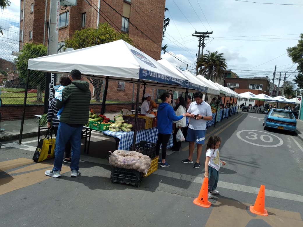 mdoscampesinos's tweet photo. AGROCOMUNAL, con el apoyo de @deseconomicobog y la Junta de Acción Comunal, realizan mercado campesino en el Barrio Timiza I sector, #Kennedy
01 de octubre bre 2023 #QuienLoSiembraLoVende
#LlevoElCampo #Agrocomunal #ElDeVerdad #CiudadaníaAlimentaria #CeroPlastico https://t.co/7y9EnYVuIy