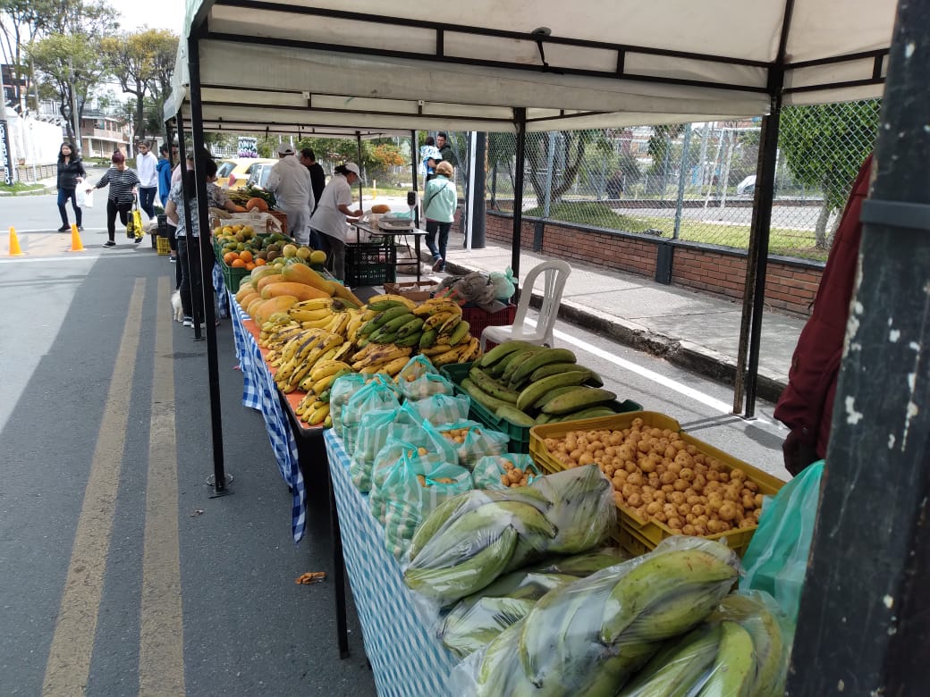 mdoscampesinos's tweet photo. AGROCOMUNAL, con el apoyo de @deseconomicobog y la Junta de Acción Comunal, realizan mercado campesino en el Barrio Timiza I sector, #Kennedy
01 de octubre bre 2023 #QuienLoSiembraLoVende
#LlevoElCampo #Agrocomunal #ElDeVerdad #CiudadaníaAlimentaria #CeroPlastico https://t.co/7y9EnYVuIy