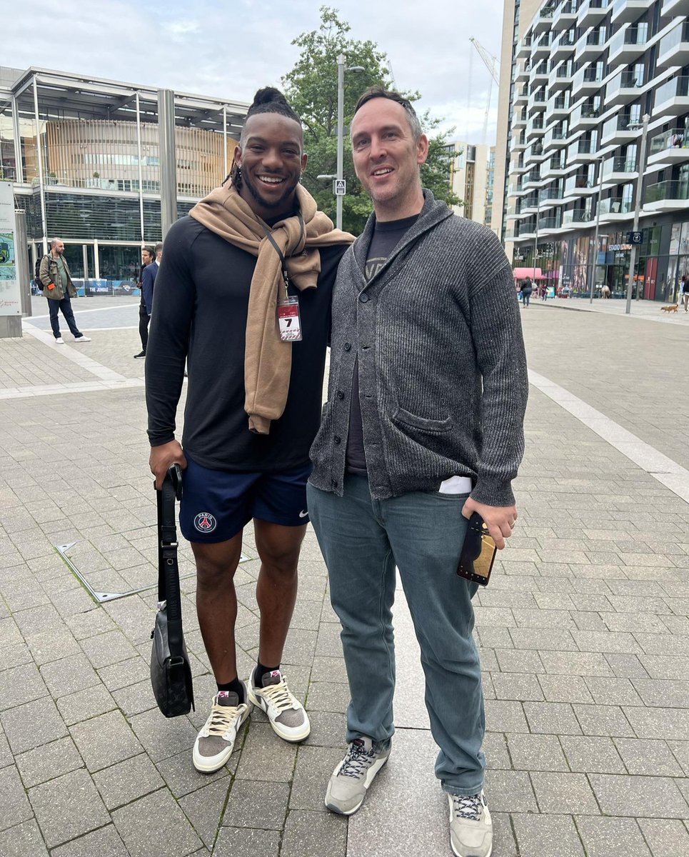 Steven_L_London's tweet photo. @Bijan5Robinson is a class act. It was a pleasure to meet him and I wish him a successful career! 
#rolemodel https://t.co/FFQ48YX8q5