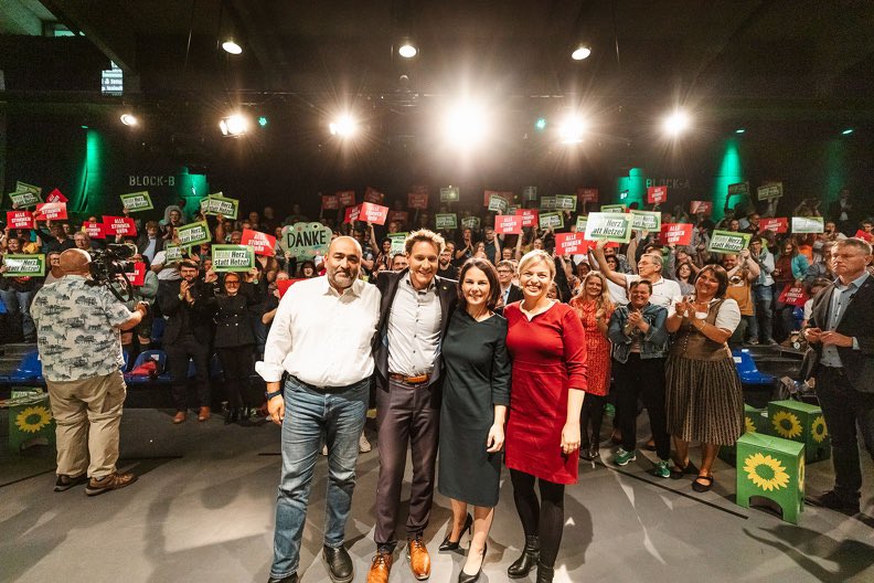 ‚Wir haben zwei, die stellen sich in den Sturm. Die wissen, was die Lösungen für unsere Zukunft sind. Das sind diejenigen, die wir brauchen. Wir brauchen Anstand. Und wer Anstand will, der muss am 8. Oktober die Grünen wählen.‘ <a href="/nouripour/">Omid Nouripour</a> über unser Spitzenduo #TeamBayern