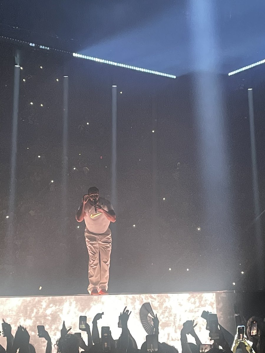 Strad_Live's tweet photo. Drake &amp; 21 concert #Miami 🔥 https://t.co/HM9zPeoGLf