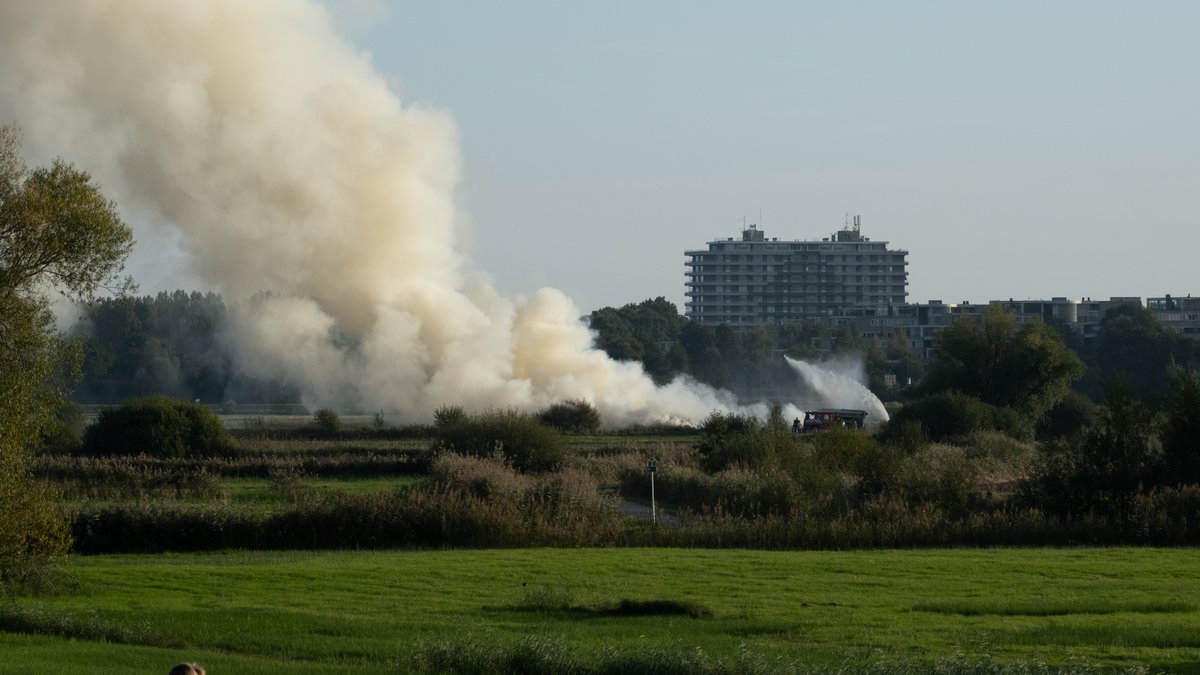 gspeed0689's tweet photo. @omroepbrabant 
Fotos van de hooibalen brand in de Bosche Broek. 

#denbosch https://t.co/wk907kjMxe