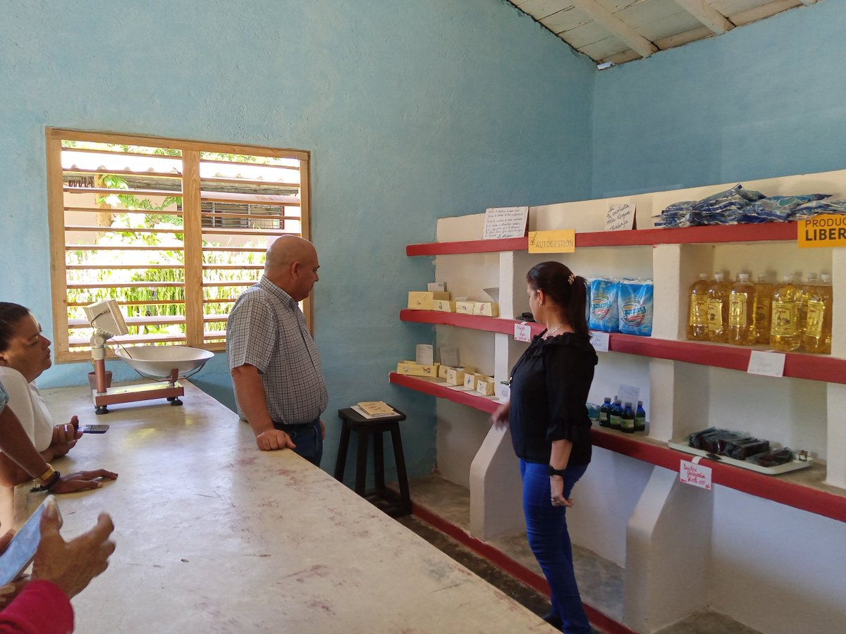 Ayer visitamos varias comunidades del municipio #Cienfuegos donde constatamos el mejoramiento de un grupo de servicios a la población, las acciones que se ejecutan para incrementar la producción de alimentos y el abasto de agua. Saldremos adelante #UnidosXCuba.