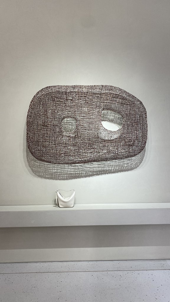 ryjka's tweet photo. イサムノグチやアート作品が、高級ブランドに入ってるのも珍しい。 https://t.co/KHI5Kisb8c