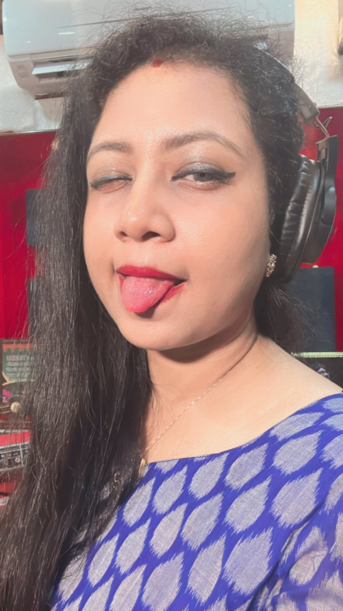 sohinimishra6's tweet photo. Behind the scenes at the recording studio! Our faces when we hit that unexpected high note! ๐ถ๐ฎ #SingingSilliness #RecordingStudioFun #HighNoteFails #playbacksinger #indianidolfame #SohiniMishra https://t.co/uajyYBgD1F