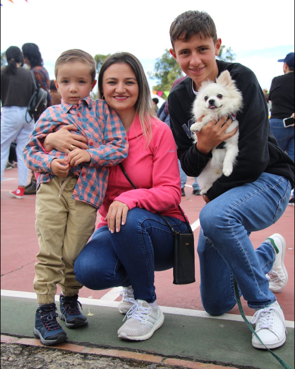 ColVirreySolis's tweet photo. 🎉 ¡Día de la Familia Virreyista! 🏫👨‍👩‍👧‍👦
¡ 🥳 Estamos viviendo momentos inolvidables en el Día de la Familia Virreyista en este mismo instante. ¡No te lo pierdas! 🌟 https://t.co/V7mGsFgWHK