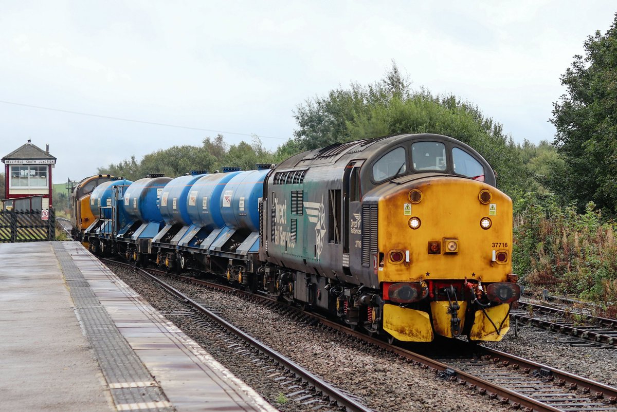 AndyPar44065616's tweet photo. 37716 is seen arriving at Hellifield Goods Loops along with 37407 "Blackpool Tower" on the rear working 3S29 08:27 York Thrall Europa to York Thrall Europa on the 1st October 2023. https://t.co/2BRSu0Wful