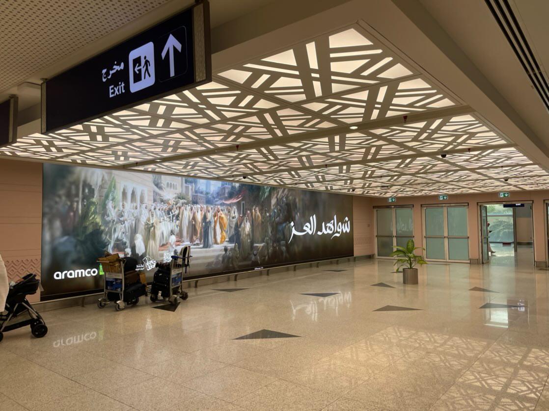 At the arrival station of the largest airport in Saudi Arabia, Jeddah. Grateful and honoured🙏#jddah #jeddahairport #SaudiArabia #saudi93 #saudiarabiainternationalday #aramco #simonpasini #painting #saudiart #ithra #8iess #8iesstudios