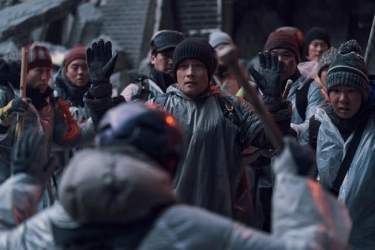 kameraascisi's tweet photo. Yeni film keşfettim. Güney kore filmi diye izlemem demeyin sakın. Dünya, büyük bir deprem sonucu tamamen enkaz haline gelir. Zaman geçtikçe, aşırı soğuktan kaçmak isteyen yabancılar Hwang Gung Apartmanı’na sığınmaya başlar. Apartman sakinleri ise giderek artan bu insan kalabalığı karşısında hayatta kalma mücadelesi verirler. Pazar günü için ideal bir film. Film filmmakınası sitesinde var.
🎬Concrete Utopia (2023)-IMDB: 7.3