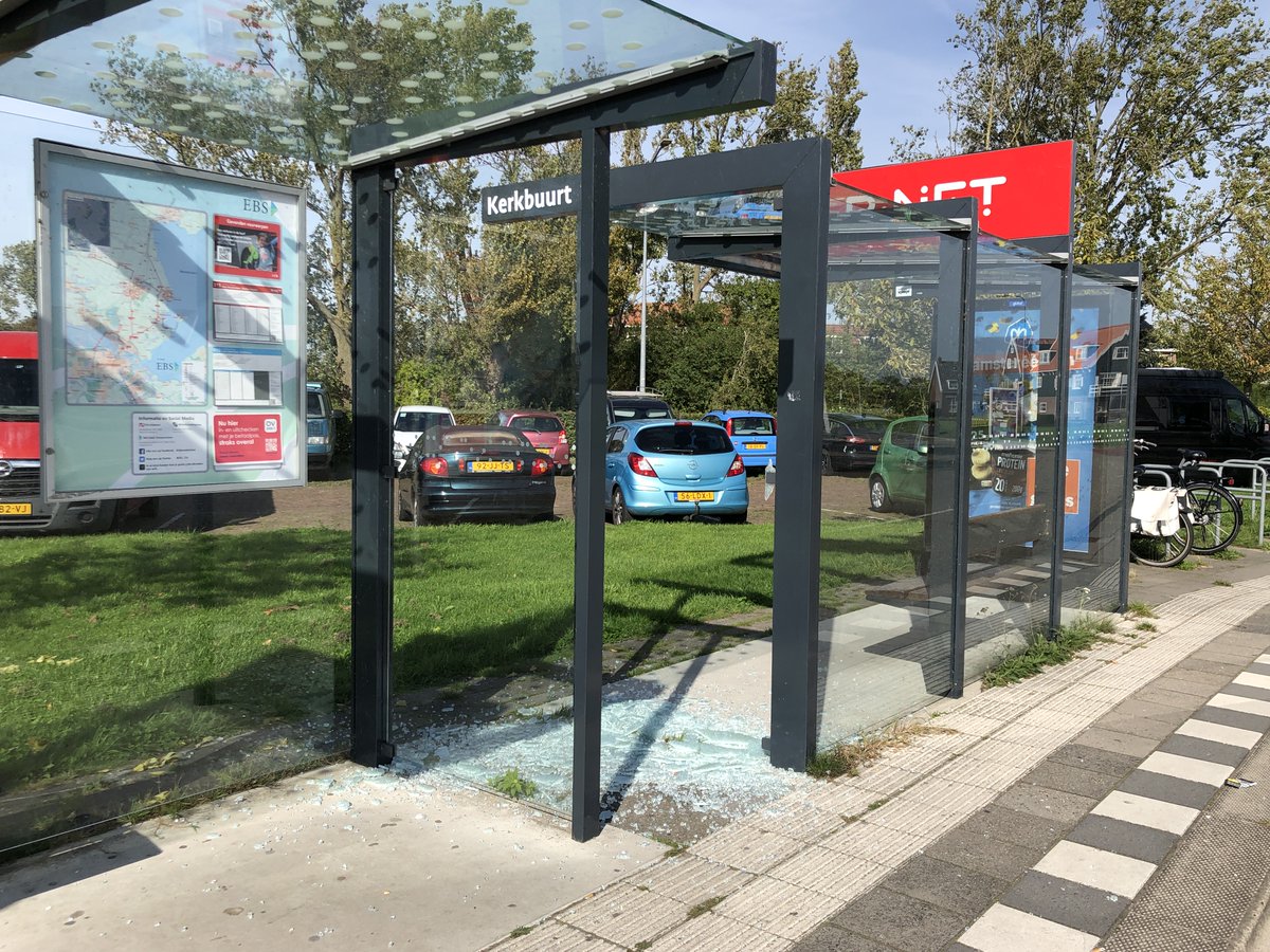MarkerNews's tweet image. Wie heeft er nu 'lol' in het slopen van een ruit van abri (bushokje)?
#Marken #abri #bushokje #parkeerterrein #Kruisbaakweg