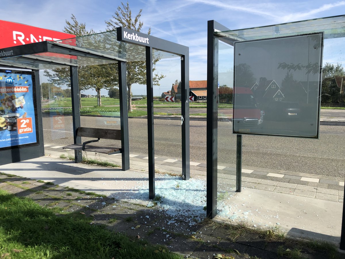 MarkerNews's tweet image. Wie heeft er nu 'lol' in het slopen van een ruit van abri (bushokje)?
#Marken #abri #bushokje #parkeerterrein #Kruisbaakweg