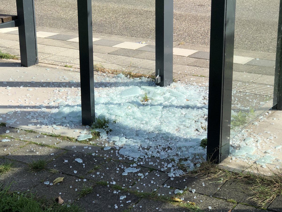 MarkerNews's tweet image. Wie heeft er nu 'lol' in het slopen van een ruit van abri (bushokje)?
#Marken #abri #bushokje #parkeerterrein #Kruisbaakweg