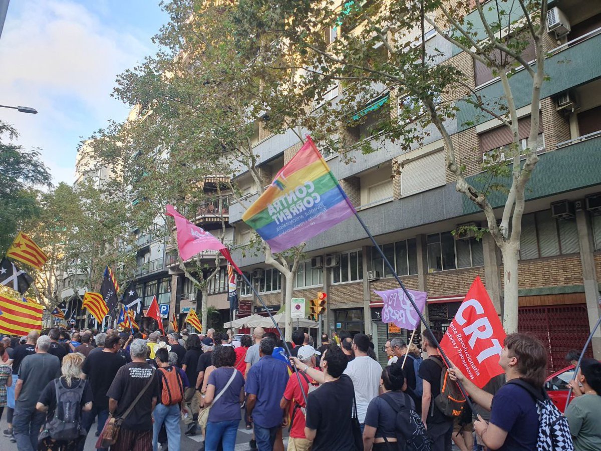 contr4corrient's tweet photo. 🔴Ya estamos marchando en la mani convocada por @CDRCatOficial en Barcelona a 6 años del 1-O 
✊🏻Luchemos por la amnistía total a todxs lxs represaliadxs y el derecho de autodeterminación. https://t.co/ick2hk8K1l