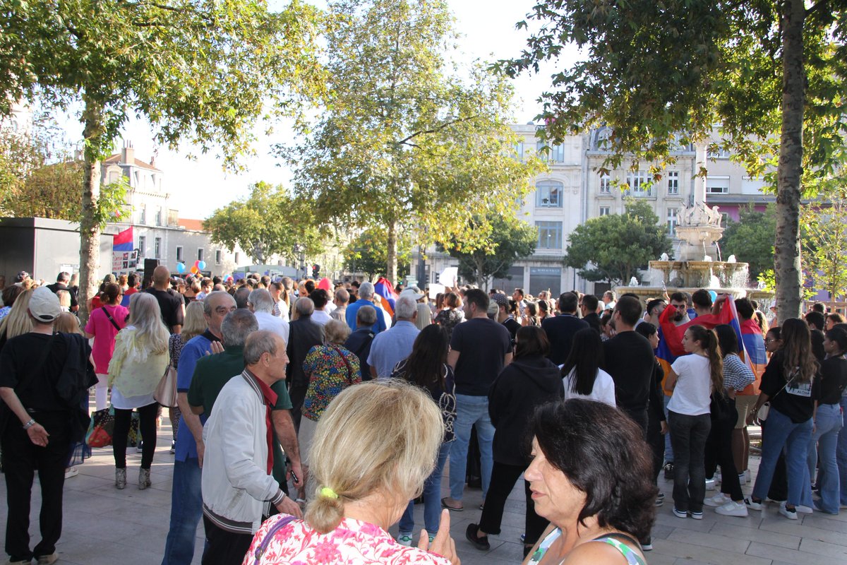 Plus de 600 manifestants à Valence pour soutenir l'Artsakh dlvr.it/SwrsXR