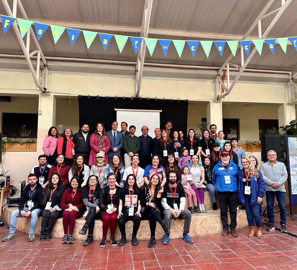 🎉 ¡Partió el Festival de las Ciencias!. Estaremos en el 📍 Liceo Luis Alberto Barrera hasta las ⏰️ 20:00 horas. Espacio inmersivo del Horizonte Austral, talleres astronómicos, charlas magistrales y stand, para finalizar con la Banda Bordemar 🐳🧪
¡Te esperamos!