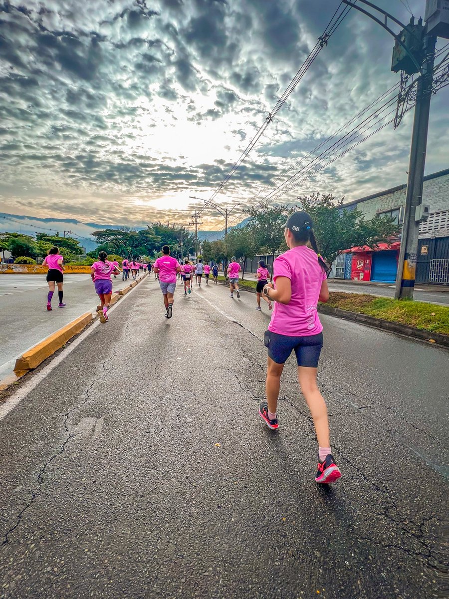 SandraEscobarJ's tweet photo. Medellín, que hermosa Ciudad eres ❤️ 

Los paisas somos resilientes, guerreros y con un corazón enorme ❤️ hoy me duele mi ciudad y me indigna que no tengamos los líderes que nos merecemos, pero de esta saldremos adelante. Vamos pa’lante que lo que viene es mejor. https://t.co/HODeDDIubu