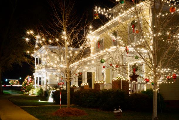 There’s nothing better than a beautiful holiday light display. But there’s nothing worse than trying to fix Christmas lights.   If an entire strand is busted, check the fuse at the plug to see if the whole strand is cooked.    

homr.io/blog-detail/fi…